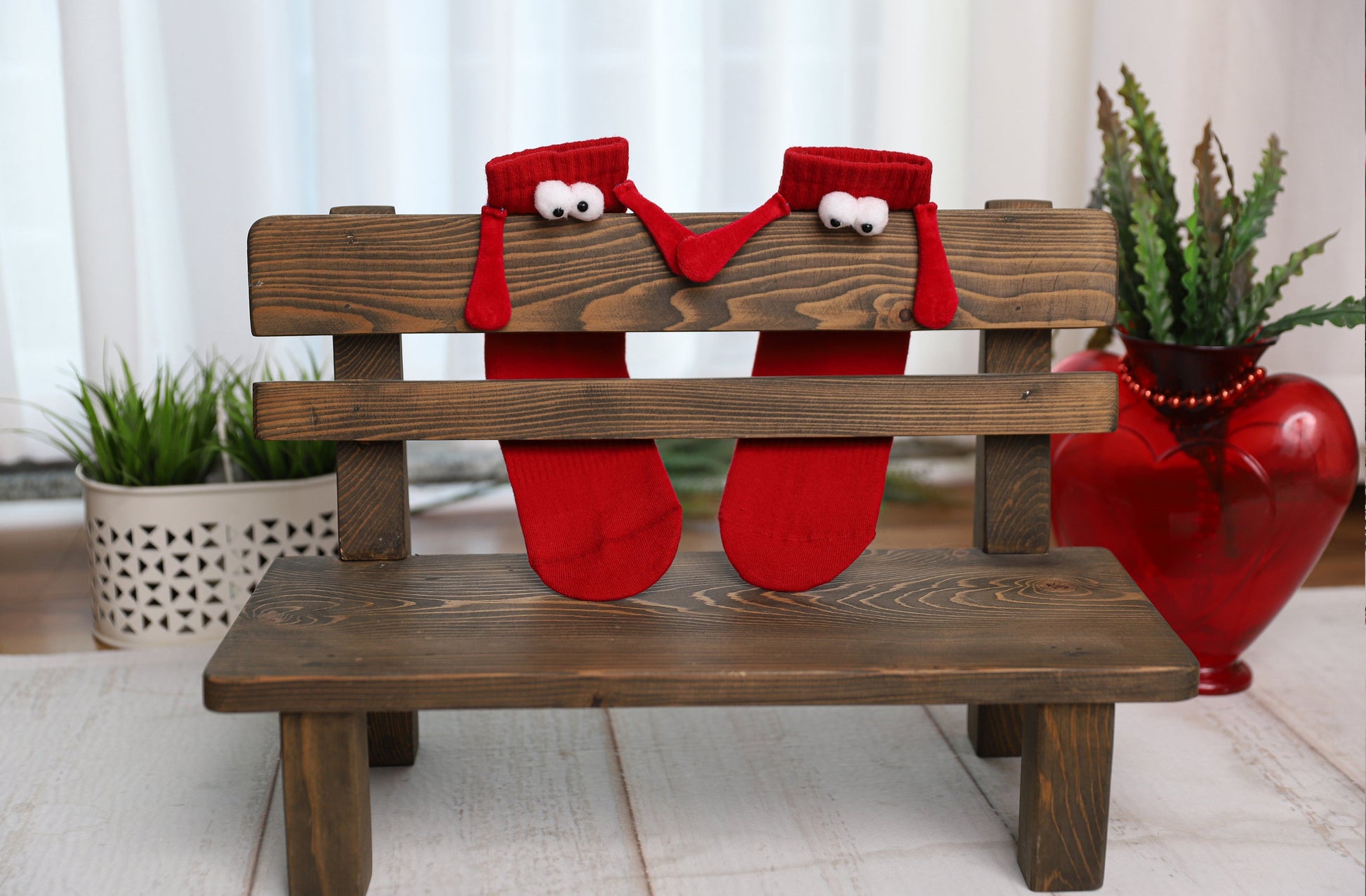 Red Magnetic Couple Socks with Holding Hands – 1 Pair, Soft Cotton, Romantic Valentine’S Gift, Unisex, Shoe Size 5-10