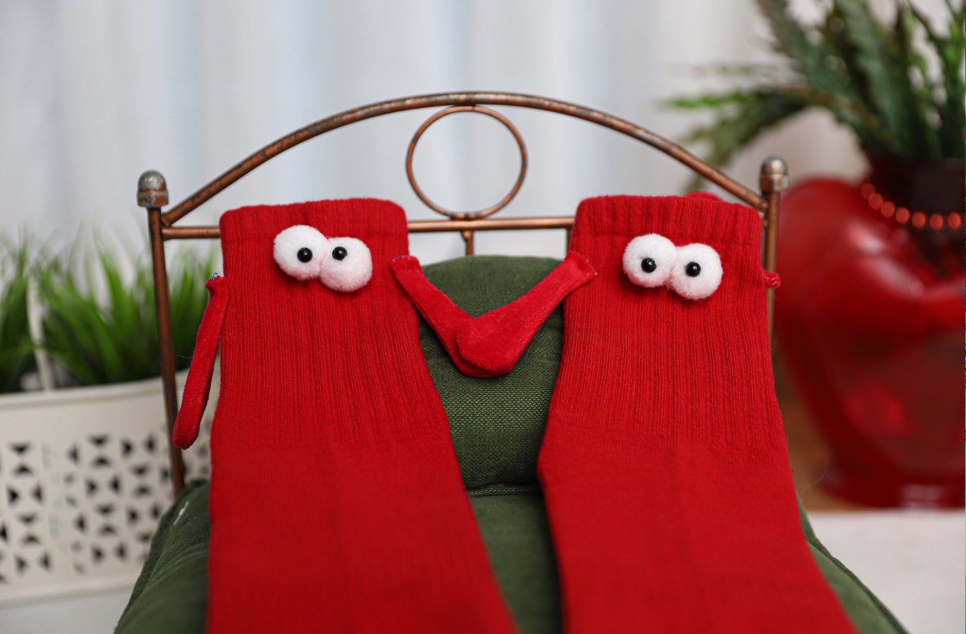 Red Magnetic Couple Socks with Holding Hands – 1 Pair, Soft Cotton, Romantic Valentine’S Gift, Unisex, Shoe Size 5-10